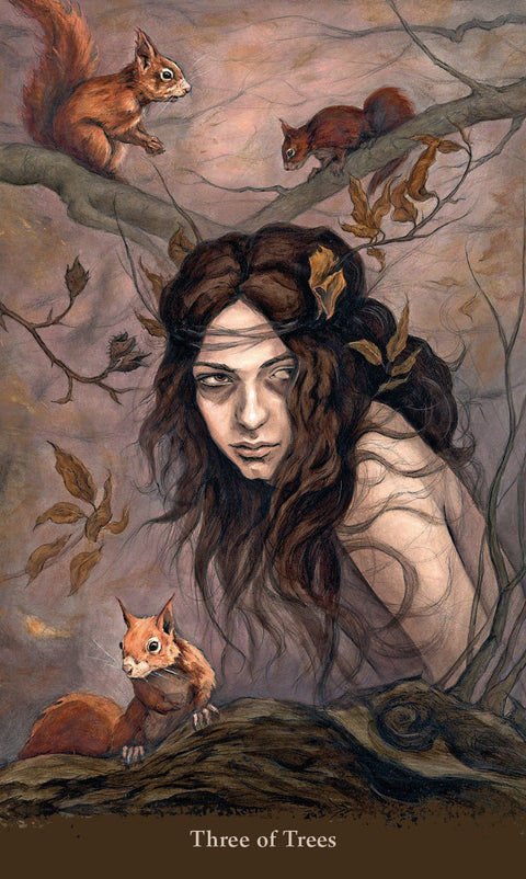 tarot korta Trys medžiai: mistiška moters figūra tarp medžių ir voverių, simbolizuojanti permainas ir įžvalgą