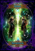 Tarot korta „Invocation“, keturi apsiaustyti figūros miške laiko rankas aplink žalią šviesos stulpą, violetinis rėmas