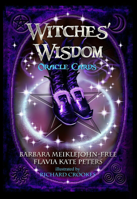 Orakulų kortos Witches' Wisdom – violetiniai raganų batai virš pentagramos, žėrinčios žvaigždės ir autoriai viršelio apačioje