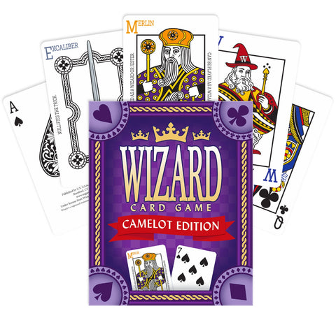 Wizard kortų žaidimas Camelot Edition purpurinė dėžutė priekinis vaizdas su išskleistomis Viduramžių tematikos kortomis (Merlinas, Excalibur)