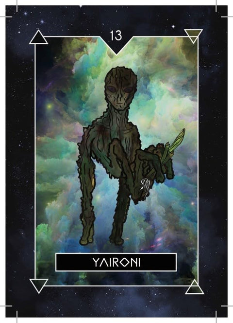 Tarot korta Yaironi: tamsiai žalsvas medžio padaras laiko plunksną ant kosminio miglos fono, numeris 13.
