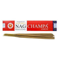 Nag Champa smilkalai Vijayshree Golden – rudos lazdelių krūva priešais raudoną dėžutę, 15 g pakuotė