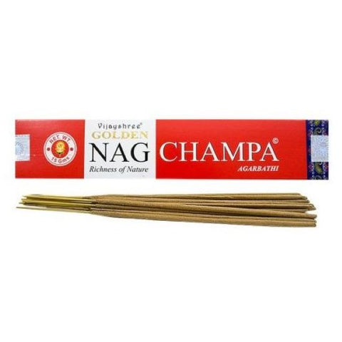 Nag Champa smilkalai Vijayshree Golden – rudos lazdelių krūva priešais raudoną dėžutę, 15 g pakuotė