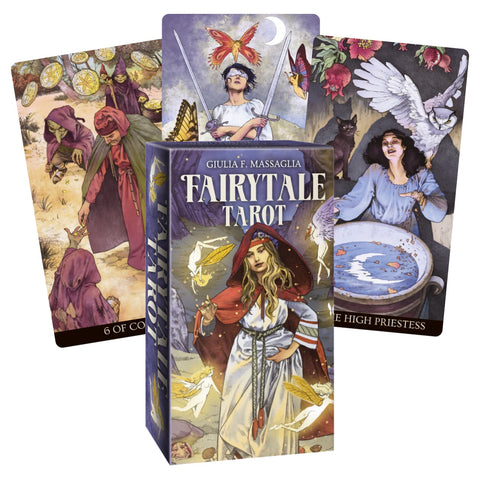 Tarot kortos Fairytale, dėžutėje su pasakų iliustracijomis ir trim kortomis fone, kolekcijos pavyzdys