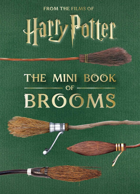 Mini knyga Harry Potter apie šluotas — žalias viršelis su keturiomis skirtingomis šluotomis ir auksiniu užrašu