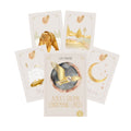 Lenormand kortos Azra's Golden, smėlio ir aukso tonų dėžutė priekyje su penkiomis kortomis išdėstytomis vėduokle, rodoma produkto pakuotė ir kortų dizainas