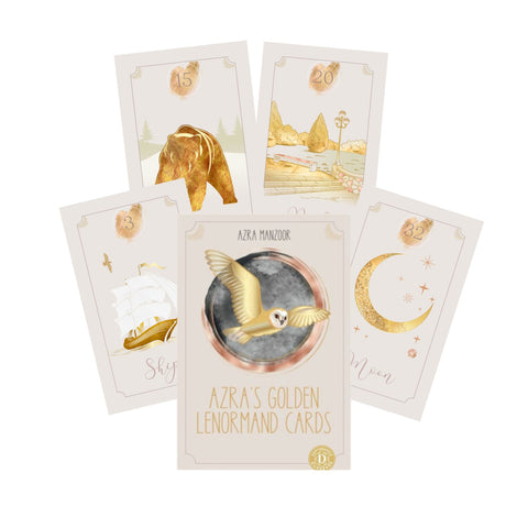 Lenormand kortos Azra's Golden, smėlio ir aukso tonų dėžutė priekyje su penkiomis kortomis išdėstytomis vėduokle, rodoma produkto pakuotė ir kortų dizainas
