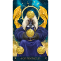 Pentaklų ketvertas tarot korta su violetine ir auksine iliustracija — sėdintis babuinas laiko aukso monetas, pilnas kadrinis pavaizdavimas
