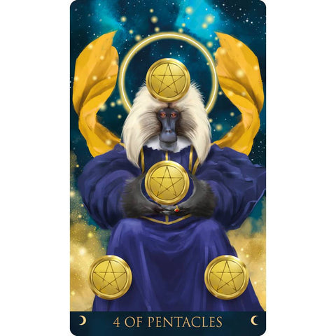 Pentaklų ketvertas tarot korta su violetine ir auksine iliustracija — sėdintis babuinas laiko aukso monetas, pilnas kadrinis pavaizdavimas