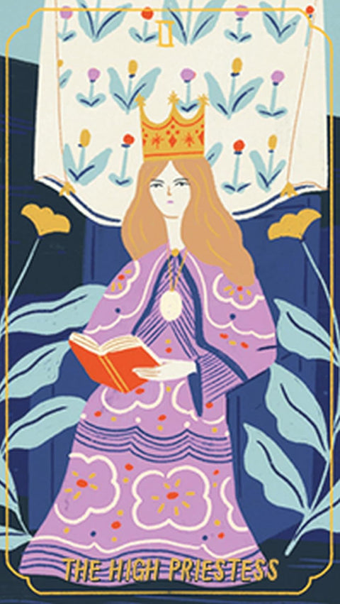tarot korta Aukščiausioji kunigė, priekinis planas su purpurine suknele, karūna ir atvira knyga