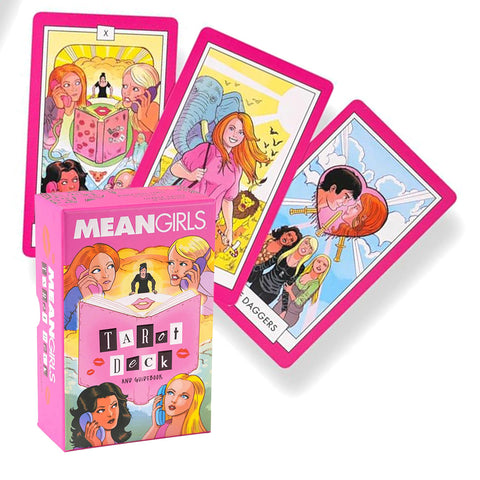 Mean Girls tarot kortų rinkinys su rožine dėžute ir trimis iliustruotomis kortomis, parodytas iš priekio ir šiek tiek iš šono
