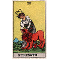 tarot korta Stiprybė su moterimi glostančia raudoną liūtą, klasikinis Rider–Waite dizainas, priekinis kortelės variantas