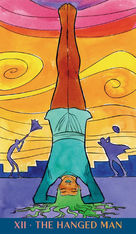 tarot korta Pakabinytasis — galva žemyn žmogus žaliais plaukais turkio tunika prieš geltoną spiralų foną