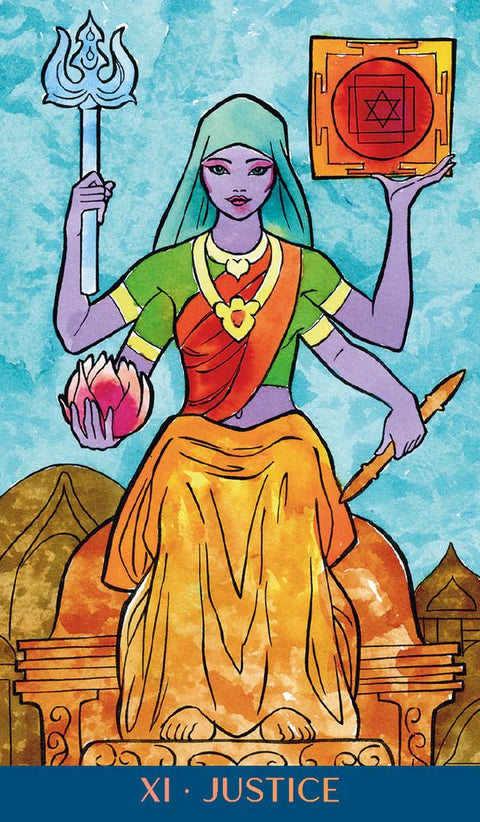 tarot korta Teisingumas: violetinė figūra laiko ietį, lotosą ir yantrą, auksinė suknia, skirta sprendimų ritualams