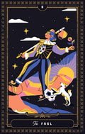 Tarot korta Kvailys – ryški priekinė iliustracija su geltonais, violetiniais ir mėlynais akcentais, vertikalus lentelių variantas