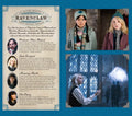 Ravenclaw plakatas su mėlynu ornamentuotu rėmu, pristatantis namų aprašymą, herbo informaciją ir tris skirtingas filmo scenų iliustracijas
