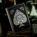 Kortos Artisan Silver Edition juodos su sidabro folijos reljefu, pasuktos kampu, išryškinančios įmantrų skaičiaus ir ornamentų reljefą