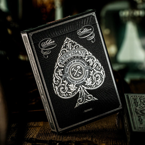 Kortos Artisan Silver Edition juodos su sidabro folijos reljefu, pasuktos kampu, išryškinančios įmantrų skaičiaus ir ornamentų reljefą