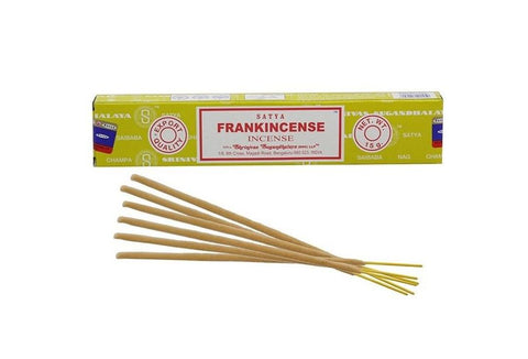 Frankincense smilkalai Satya, 15 g dėžutė geltonai-žalia, keli rudi lazdelės iš arti, matomas pakuotės priekis