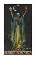 Aukštoji kunigė tarot korta, stačiakampis plakatas tamsiai pilko fono su žalsvai‑geltonu iliustracija, mėnuliu, kaukole ir degančiu žiebtuvu